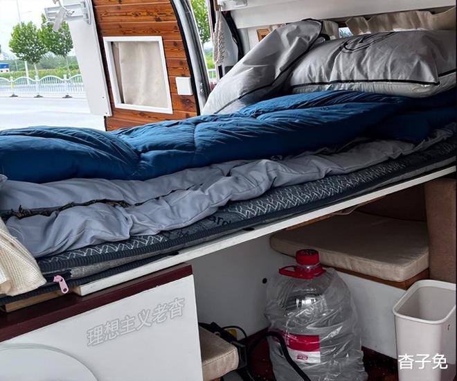 床车旅行轻客露营车自驾游业已成熟开元棋牌红白拼色车漆福特全顺