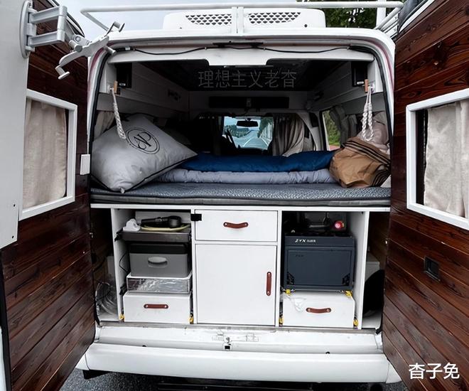 床车旅行轻客露营车自驾游业已成熟开元棋牌红白拼色车漆福特全顺改装(图2) 床车旅行轻客露营车自驾游业已成熟开元棋牌红白拼色车漆福特全顺改装(图2)