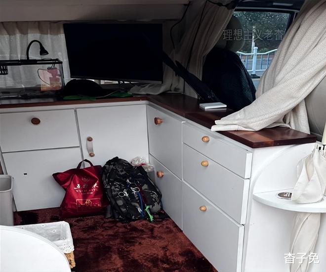 床车旅行轻客露营车自驾游业已成熟开元棋牌红白拼色车漆福特全顺改装(图4) 床车旅行轻客露营车自驾游业已成熟开元棋牌红白拼色车漆福特全顺改装(图4)